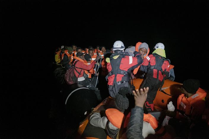 Dos barcos de ONG con más de 800 migrantes esperan en el Mediterráneo central