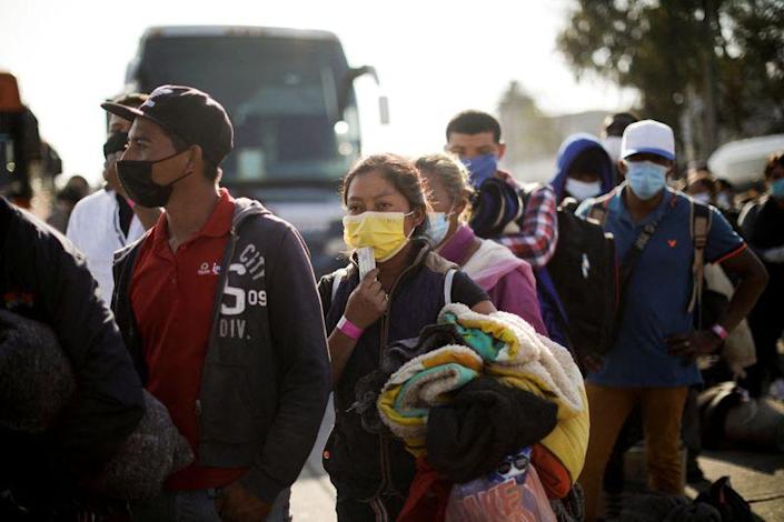 Tras semanas caminando, caravana de migrantes en México se divide en autobuses rumbo al norte