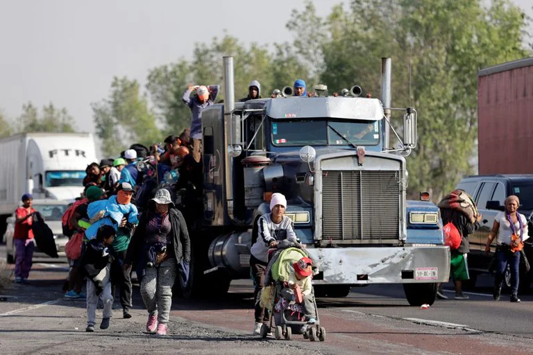 «No tenemos opción»: migrantes insisten en viaje al norte tras mortal accidente en México