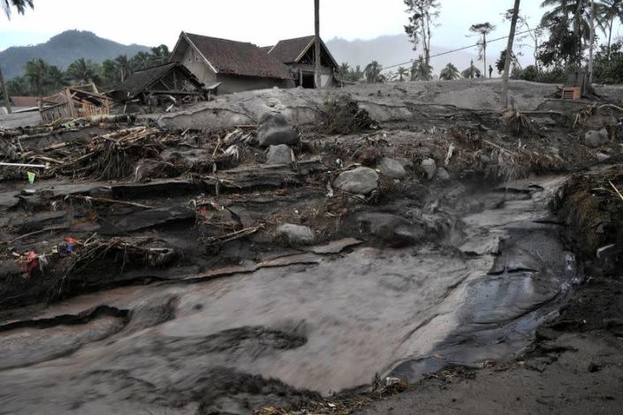 Volcán indonesio entra de nuevo en erupción; número de muertos aumenta a 22