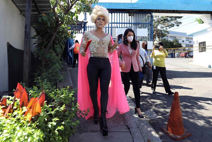 Lady Drag propone prohibir la reelección presidencial en El Salvador