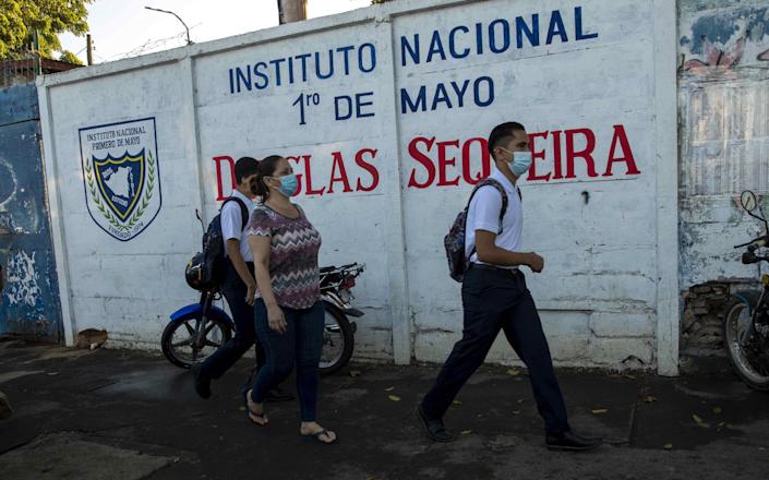 Nicaragua abre el curso escolar 2022 y la mayoría de los alumnos acude con mascarillas