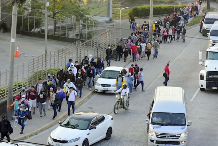 Unos 800 inmigrantes dejaron Honduras y cruzaron a Guatemala en ruta a EE.UU.