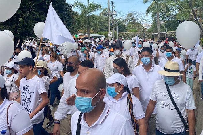 Vestidos de blanco, habitantes de Arauca piden el cese de la violencia guerrillera