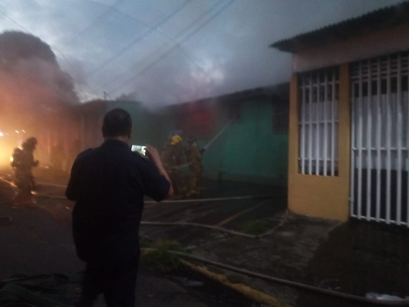 Incendio consume bodega en barrio El Paraisito